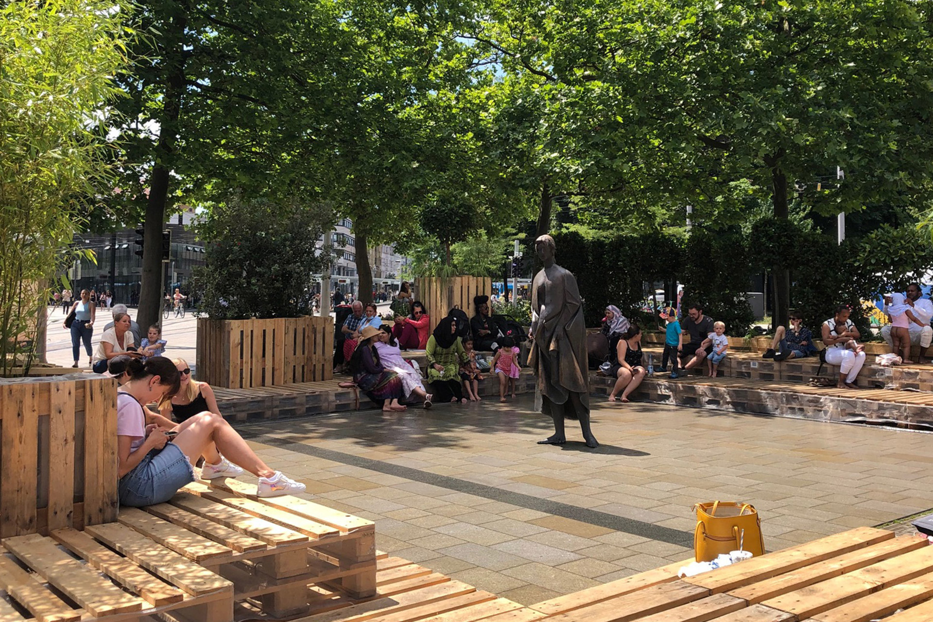 Auch 2022 gestaltete die Stadtsparkasse Augsburg im Rahmen ihrer Nachhaltigkeitswochen einen Ort in der Innenstadt zur grünen Oase um. Die Installation am Manzùbrunnen schaffte eine kleine Insel in der Fußgängerzone. Mit verschiedenen Schautafeln rund um das Thema Nachhaltigkeit, sollte die Bevölkerung für Umwelt- und Klimaschutz vor Ort sensibilisiert werden.