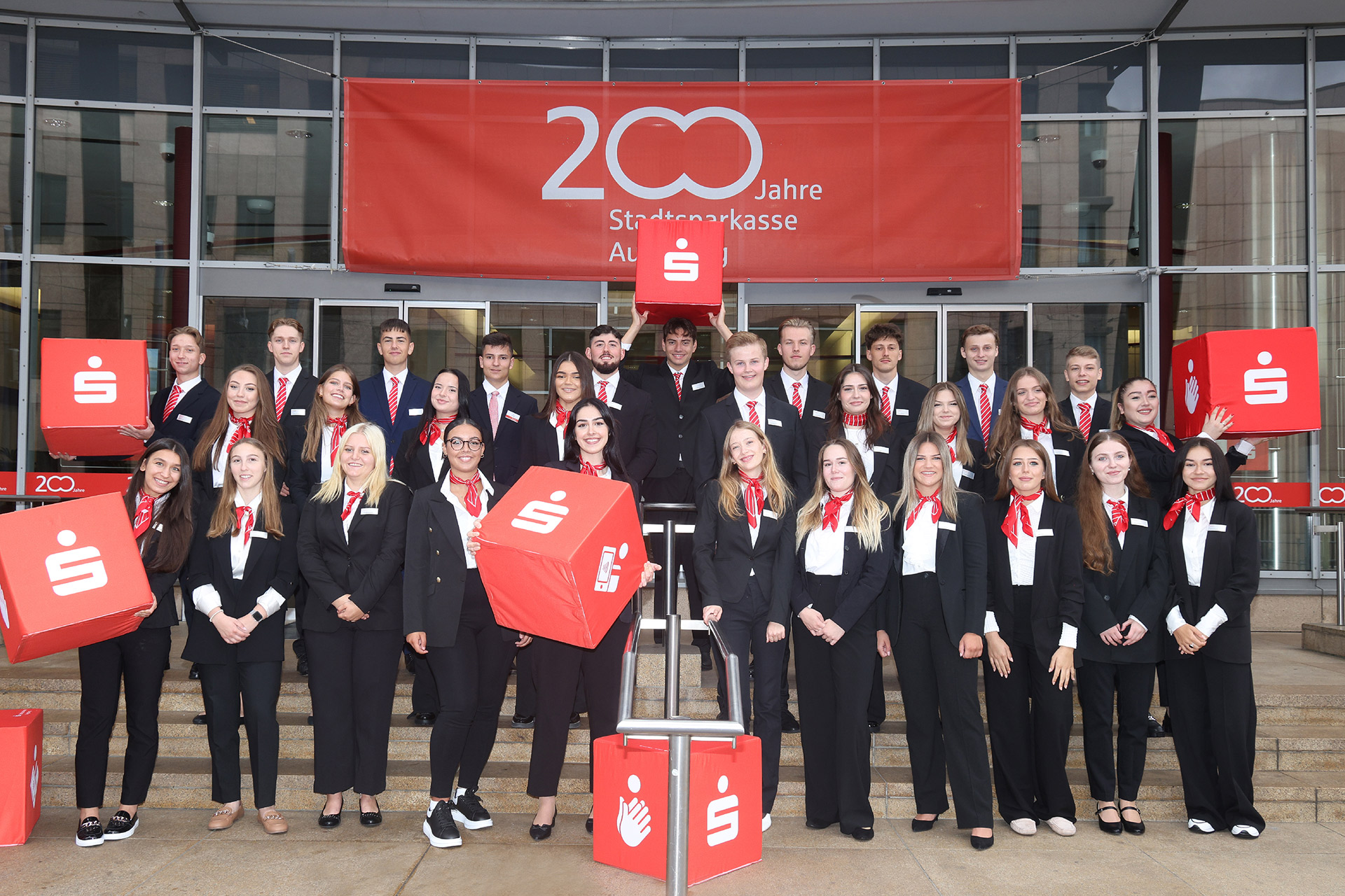 Am 1. September haben 25 angehende Bankkaufleute sowie fünf Servicefachkräfte für Dialogmarketing ihre Ausbildung bei der Stadtsparkasse Augsburg begonnen. 70 Auszubildende, inklusive des neuen Azubi-Jahrgangs, bereiten sich derzeit auf ihre berufliche Zukunft vor. Damit gehört die SSKA zu den attraktivsten Ausbildern im Finanzgewerbe in der Region.