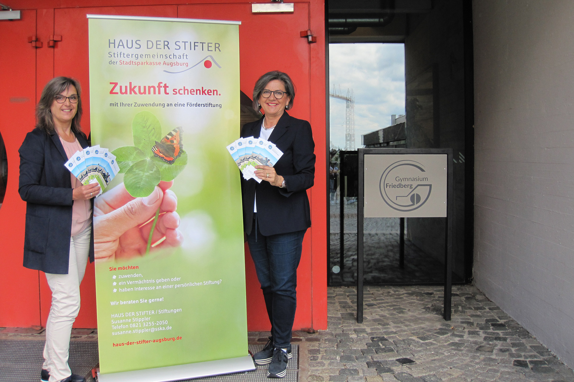 Die Friedberger Schülerstiftung geht an den Start! Von nun an können sich Schülerinnen und Schüler der Gymnasien im Landkreis Aichach-Friedberg um Stipendien für einen schulischen Auslandsaufenthalt bewerben. Durch eine Teilfinanzierung des Aufenthaltes sollen junge Menschen ermutigt und befähigt werden, eine Zeit im Ausland zur Schule zu gehen und ihren Horizont zu erweitern.