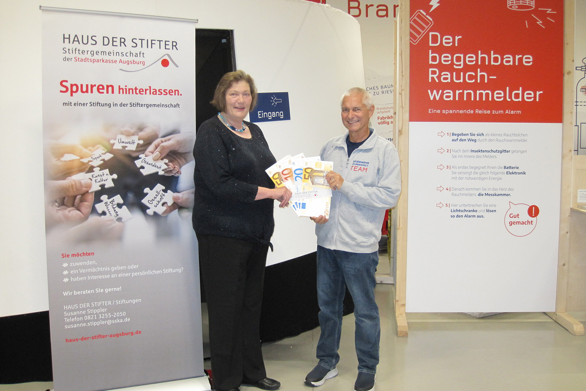 An verschiedenen Stationen, wie z. B. am begehbaren Rauchmelder, werden Brandschutzaufklärung und Prävention greifbar. Da viele Attraktionen nur durch Spenden finanziert werden können, möchte auch Katharina Grimm einen Beitrag leisten und spendete 3.000 Euro an die Stiftung Feuer und Flamme.