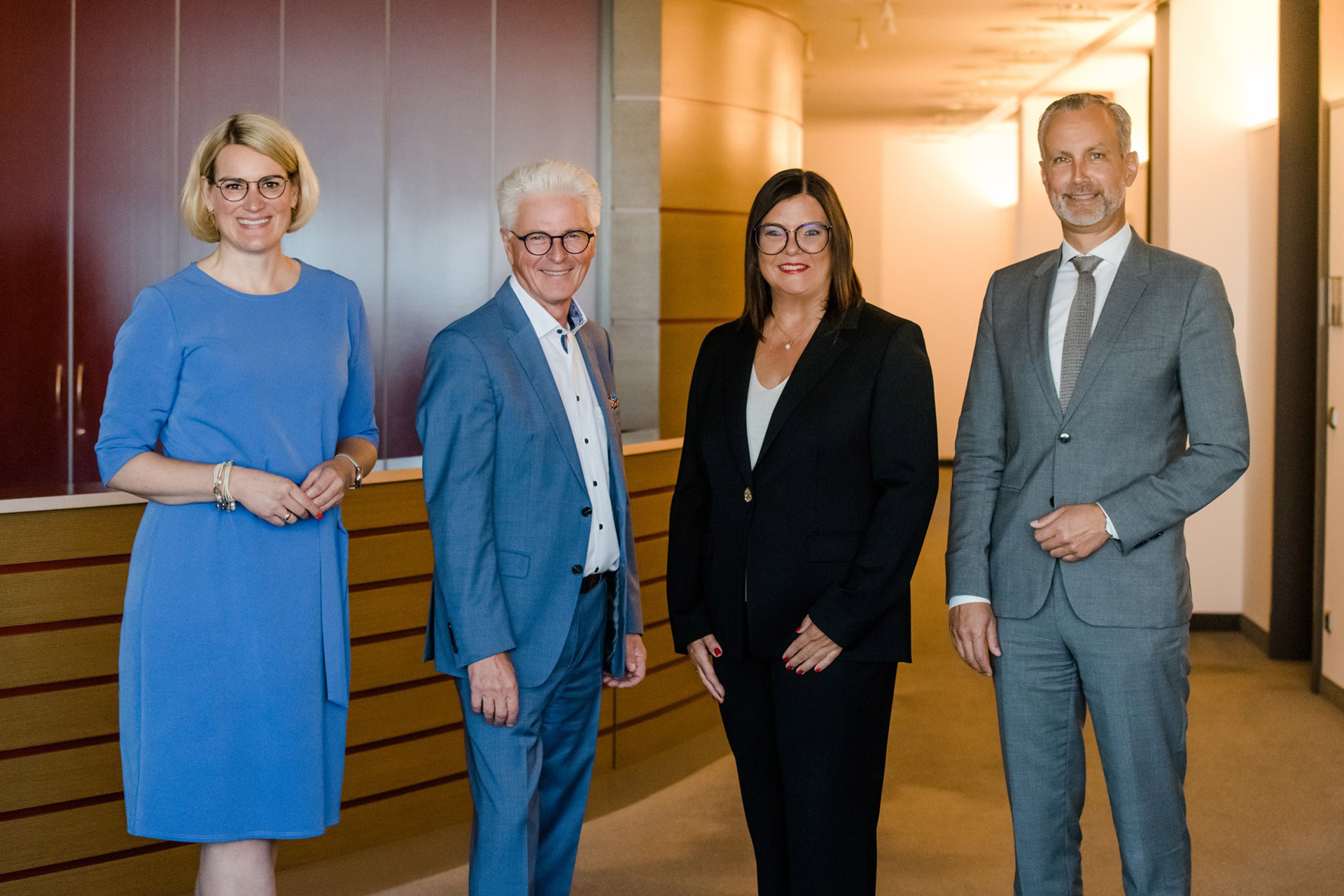 Wenn Rolf Settelmeier (zweiter von links) zum 30. Juni 2023 in den Ruhestand eintritt, wird ihm Sandra Peetz-Rauch (zweite von rechts) nachfolgen. Am 18. Juli wurde die 50-jährige einstimmig durch die Zweckverbandsversammlung Stadtsparkasse Augsburg-Friedberg als Vorstandsvorsitzende des größten Kreditinstituts der Region bestellt.
