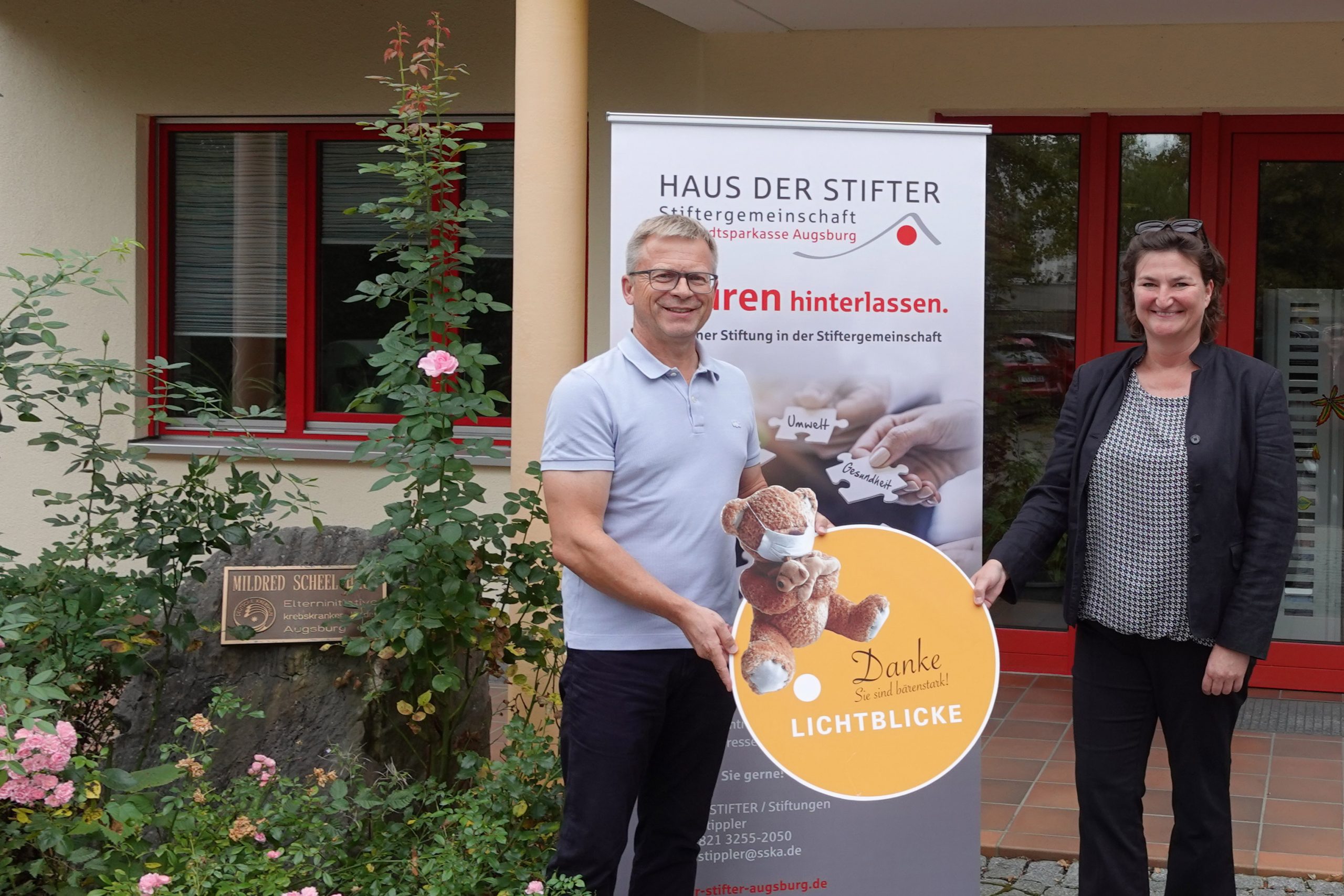 Im schwäbischen Kinderkrebszentrum in Augsburg wird es richtig fröhlich und laut, wenn Dr. Schlaubi und die KlinikClowns mit ihren roten Nasen von Bett zu Bett gehen. Möglich sind diese herzlichen Besuche u. a. durch die Ausschüttungen privater Stiftungen aus der HAUS DER STIFTER - Stiftergemeinschaft der Stadtsparkasse Augsburg.