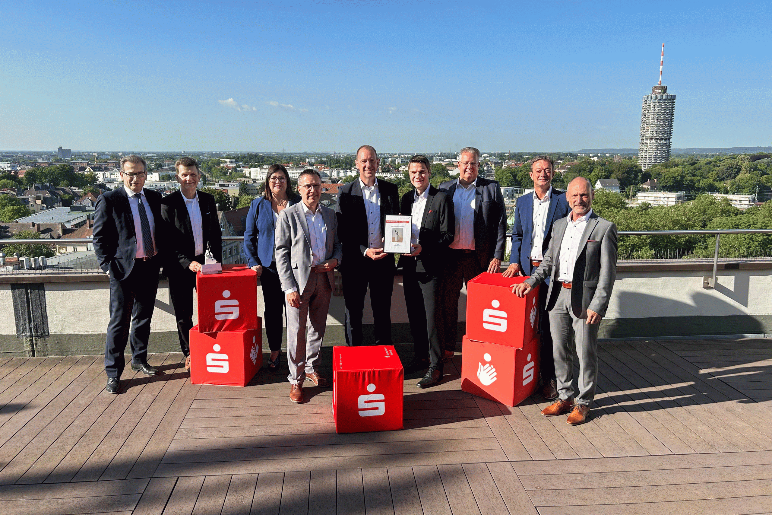 Nach 2017 und 2018 zeichnete die Deutsche Leasing AG die Stadtsparkasse Augsburg zum dritten Mal mit dem begehrten "Deutschen Leasing Award" aus. Dieser Preis würdigt Sparkassen mit den besten Neugeschäftsergebnissen. Die SSKA belegte in Deutschland den ersten Platz in ihrer Vergleichsgruppe.
