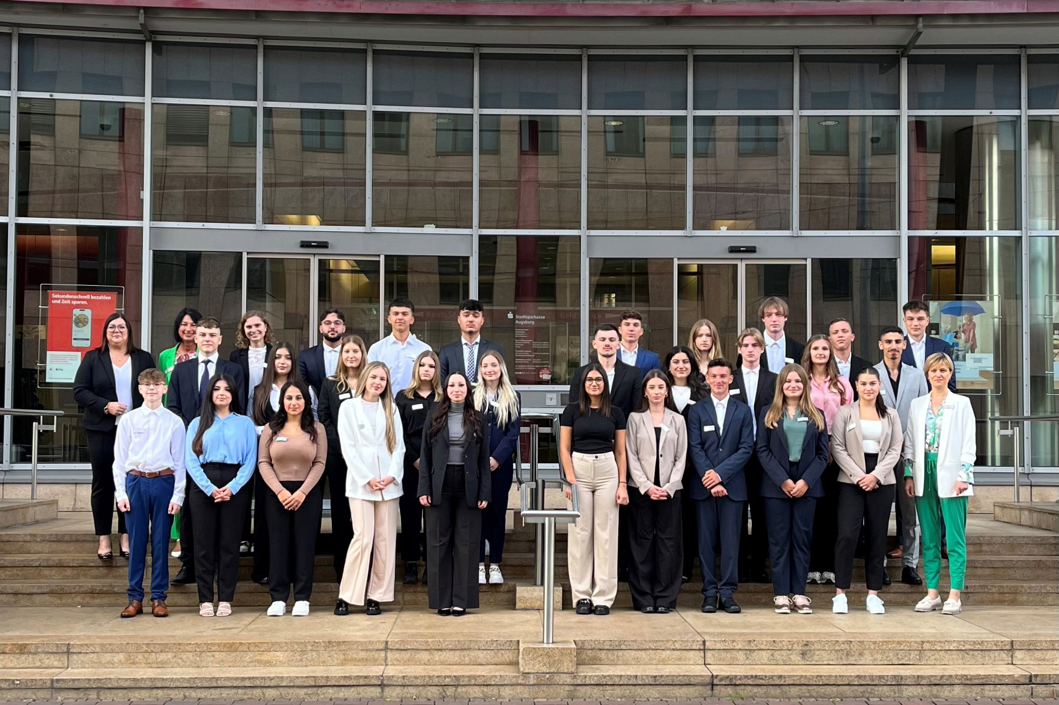 Für 24 angehende Bankkaufleute und fünf Servicefachkräfte für Dialogmarketing war der 1. September ein besonderer Tag. Denn die 16 Damen und 13 Herren starteten an diesem Freitag in ihre Ausbildung bei der Stadtsparkasse Augsburg. Insgesamt bereiten sich derzeit 73 Auszubildende in drei Ausbildungsjahrgängen auf ihre berufliche Zukunft bei einer der attraktivsten Arbeitgeberinnen der Stadt vor. Zwei Einführungstage im sparkasseneigenen Bildungszentrum machen den Auftakt.