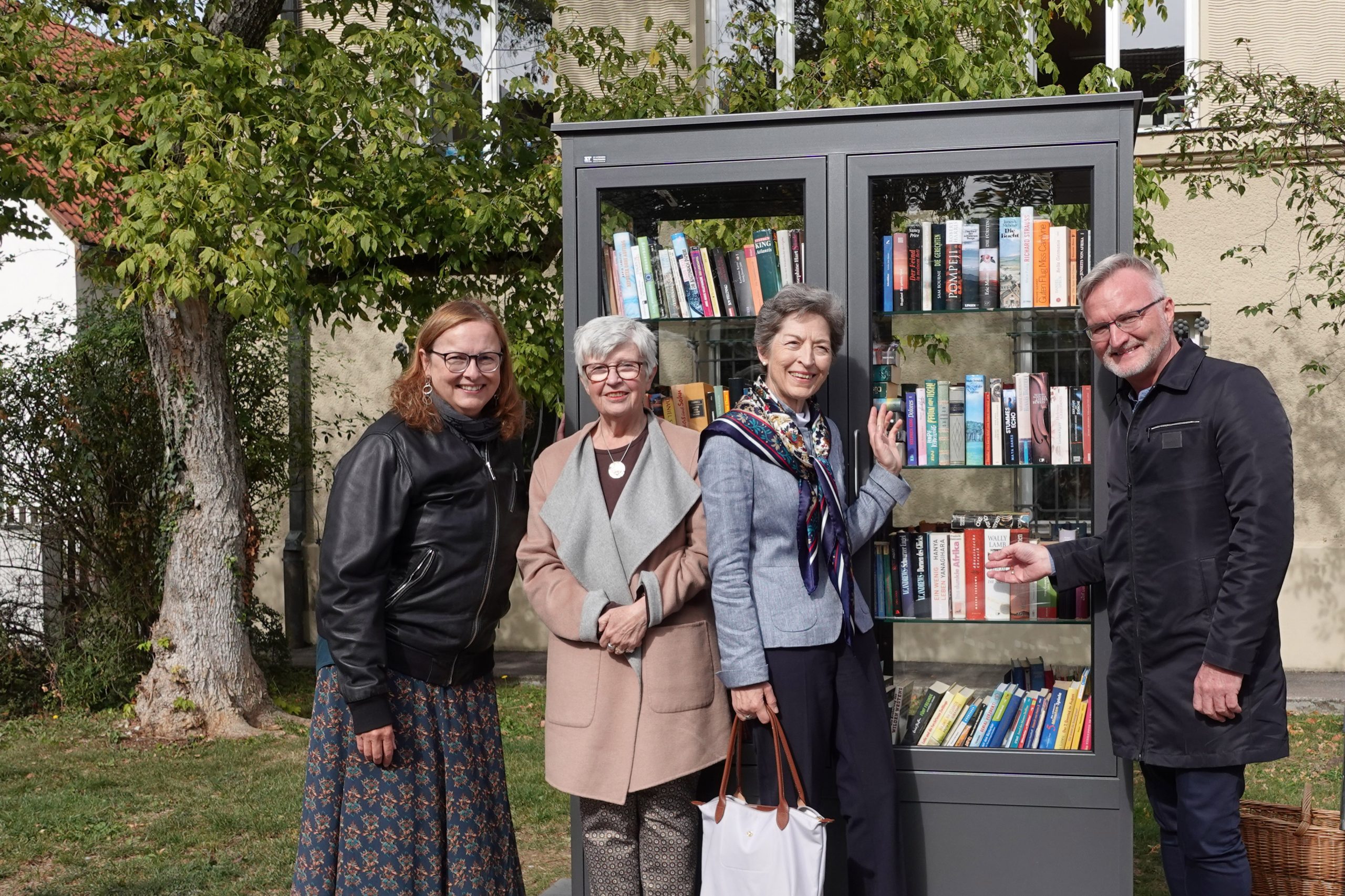 Seit Sommer 2023 bereichert ein öffentlicher Bücherschrank vor dem Alten Rathaus das Leben in Haunstetten. Das Projekt wurde mit Unterstützung der Stadt Augsburg sowie mit einer großzügigen Spende der "Hatelma Stiftung für Literatur und Lesen" realisiert.