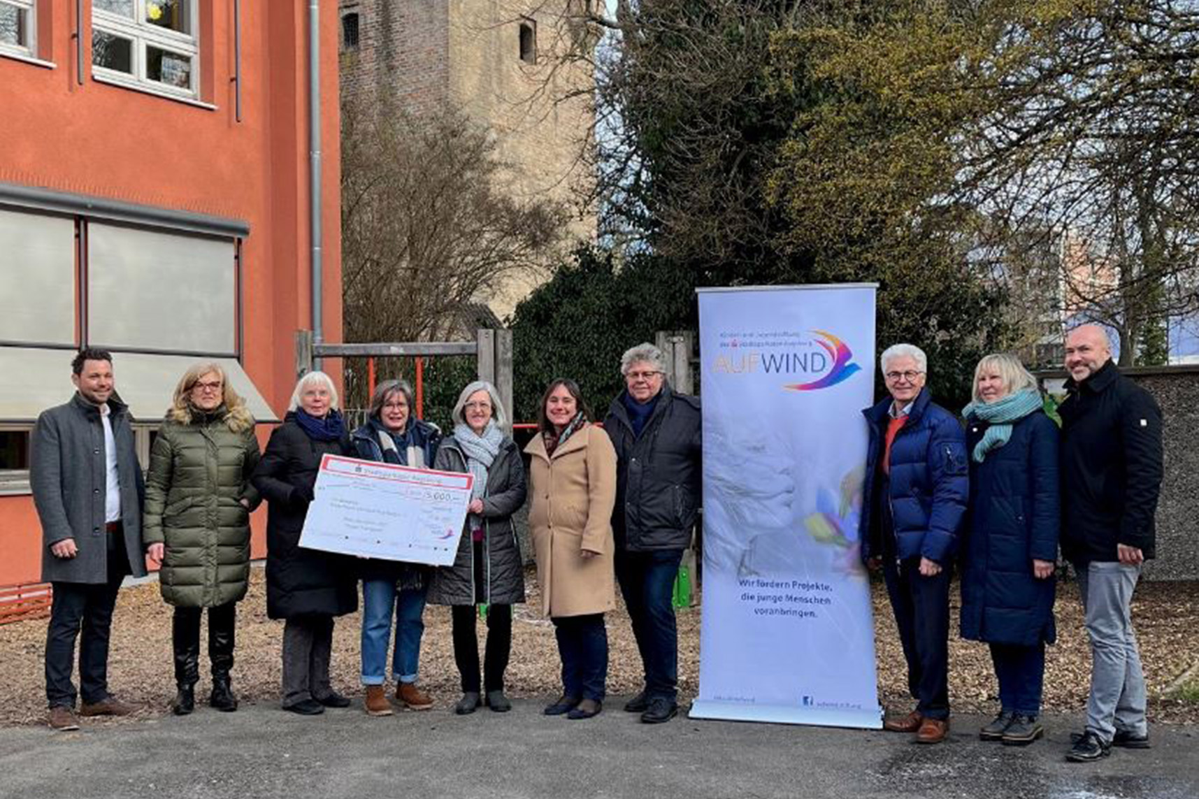Die Kinder- und Jugendstiftung AUFWIND der Stadtsparkasse Augsburg vergibt jeweils für das vorangegangene Jahr einen zusätzlichen Förderpreis in Höhe von 5.000 Euro unter allen Projekteinreichungen, die bei ihr eingegangen sind. Zur Auswahl standen knapp zwanzig tolle Projekte. Am Ende fiel die Wahl der Jury auf das Projekt "Lernpaten" des Freiwilligen-Zentrums, über dessen Förderverein die Bewerbung für den Preis initiiert wurde.