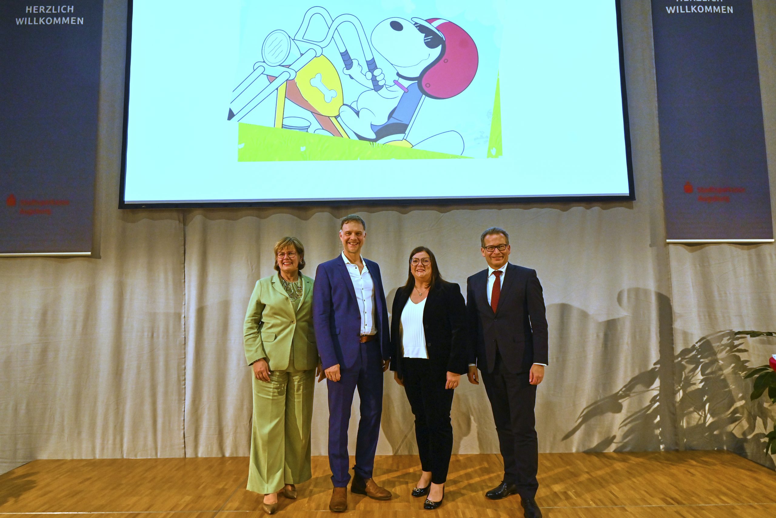 Fünf Schritte sind nötig, um stark und stabil durch Krisen zu kommen - diese These stand zu Beginn eines spannenden, informativen und auch amüsanten Abends. Traditionell hatte die Stadtsparkasse Augsburg am 25. Oktober Geschäftspartnerinnen und-partner sowie Kundinnen und Kunden zum S PremiumForum eingeladen. Rund 250 Gäste hörten dem sympathischen Facharzt für Neurologie, Psychiatrie und Psychotherapie Prof. Dr. med. Volker Busch, gleichzeitig Arzt, Neurowissenschaftler, Autor und Redner - gebannt zu und erfuhren, warum Krisen oftmals Wendepunkte sind, aber keinen Untergang bedeuten müssen.