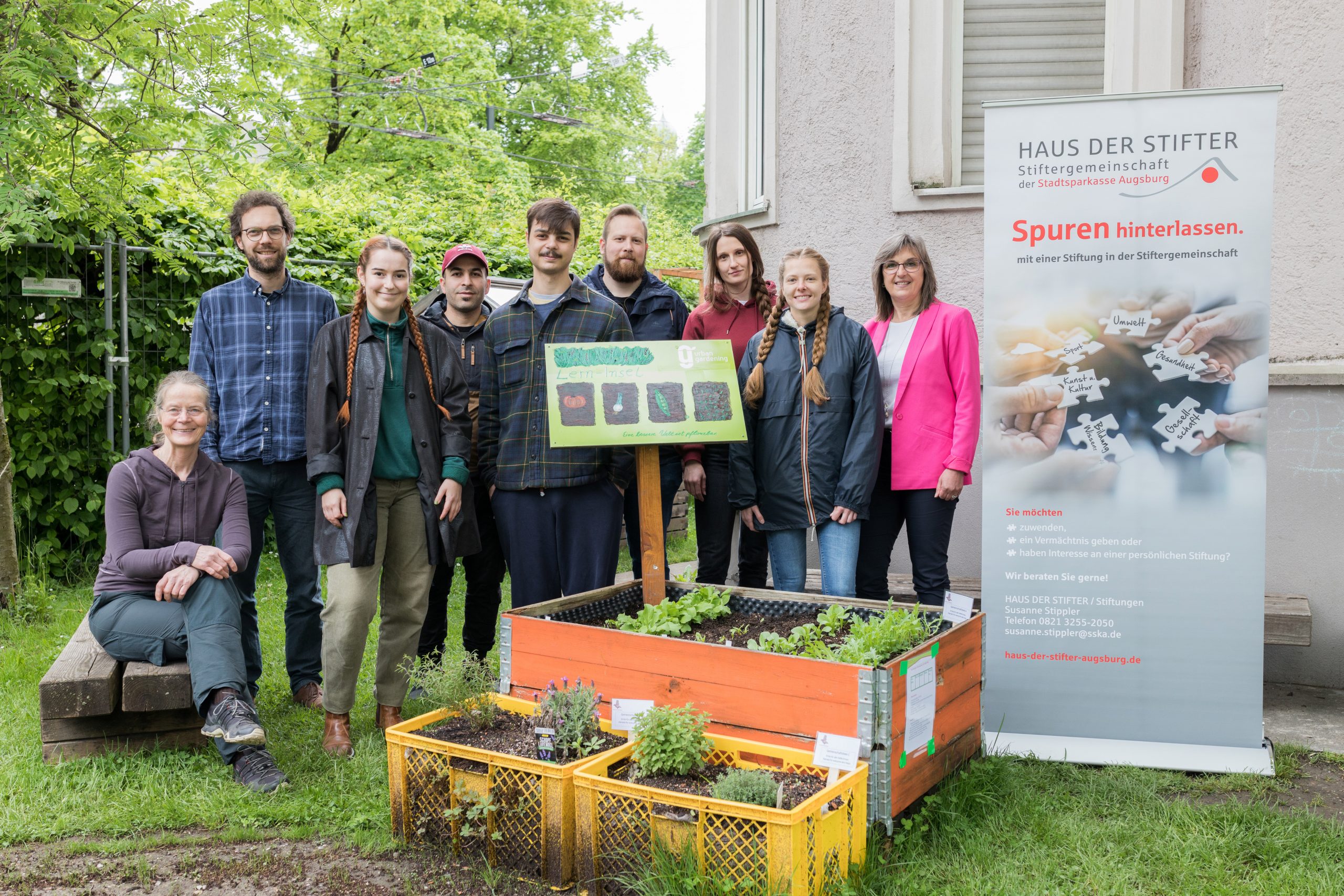 Stiftergemeinschaft unterstützt das Urban-Gardening-Projekt der Technischen Hochschule Augsburg: „Die Idee eines Gartens als Begegnungsraum, in dem Studierende und Bewohnerinnen und Bewohner gemeinsam gärtnern und voneinander lernen, ist toll. Gerne unterstützt die HAUS DER STIFTER – Stiftergemeinschaft der Stadtsparkasse Augsburg deshalb den Umzug des Gartens und die Erstanschaffung neuer Pflanzen mit einer Spende über 3.000 Euro“, so Susanne Stippler von der Stadtsparkasse Augsburg.