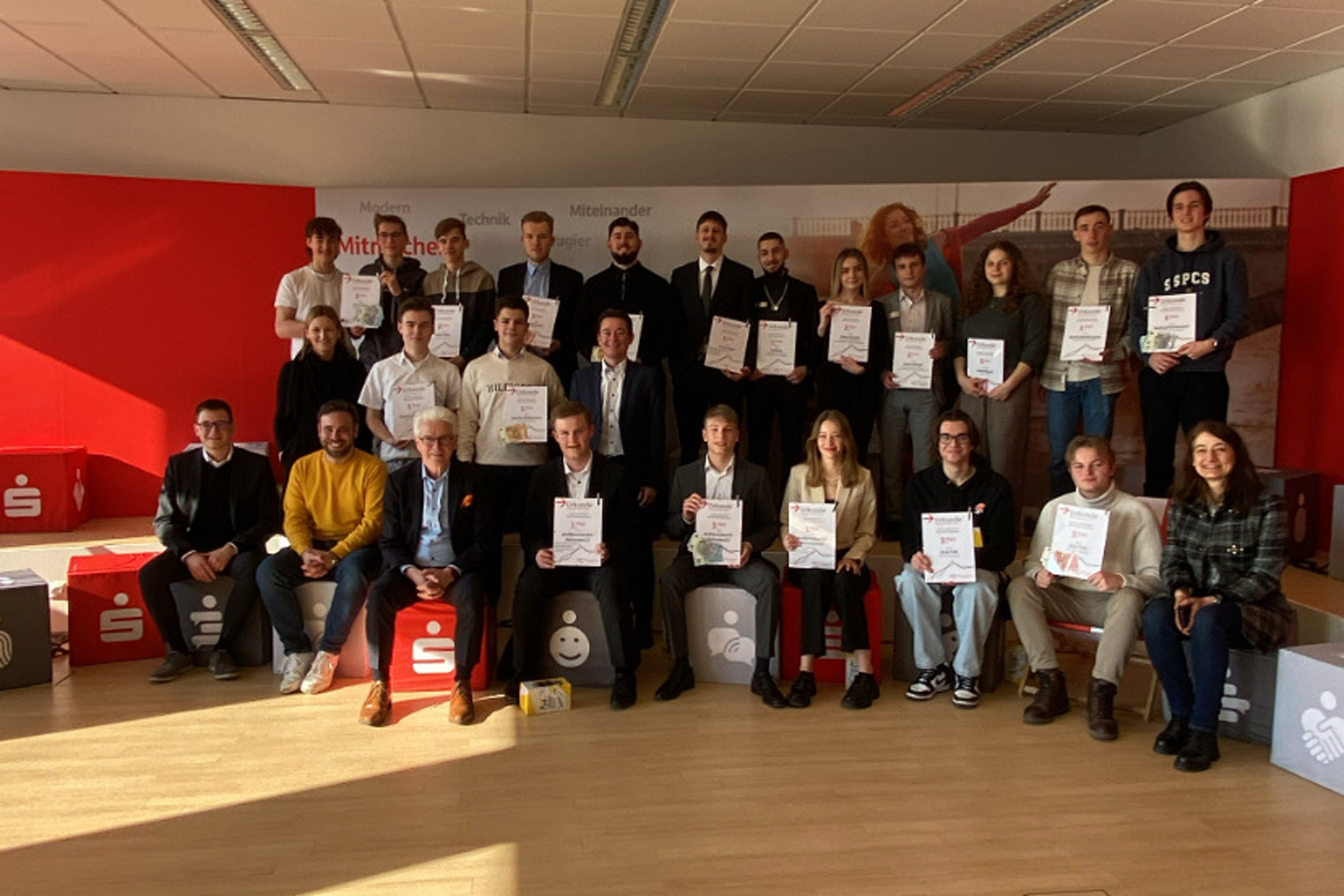 Bayerngewinner aus Augsburg beim Planspiel Börse: Am 31. Januar endete der diesjährige Planspiel Börse Wettbewerb für rund 96.000 Schülerinnen und Schüler, Studierende, Azubis und junge Erwachsene. Im Studierendenwettbewerb steigerte Marco Romankiewicz, Team "DenFirmaReloaded", das Startkapital von 50.000 Euro auf 67.441,28 Euro und durfte damit den ersten Platz in der Depotgesamtwertung feiern. Auch in Bayern steht Marco mit diesem Ergebnis an der Spitze und wurde Landessieger.