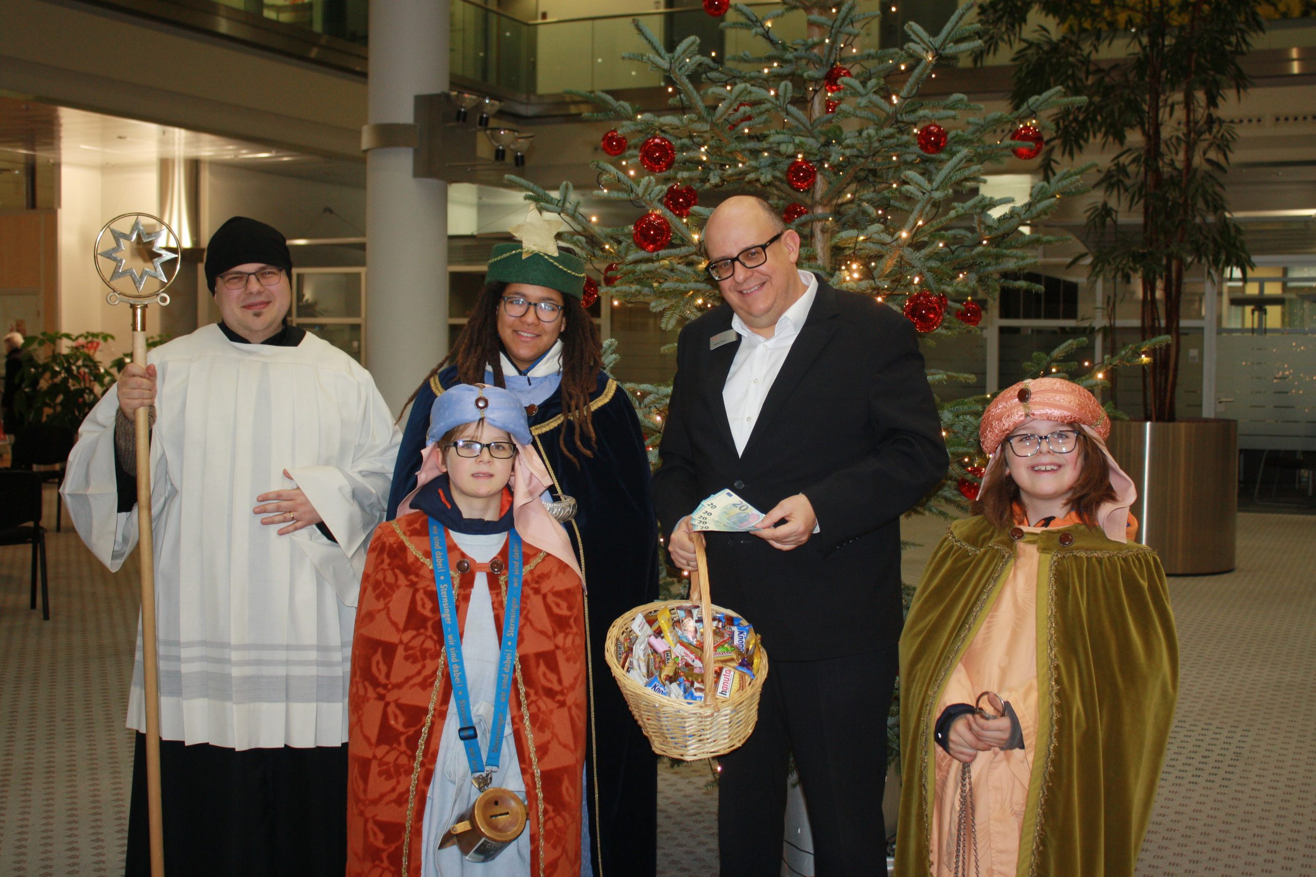 Die Sternsinger der Pfarrei St. Moritz besuchten, nach pandemiebedingter Unterbrechung, kurz vor dem Dreikönigsfest wieder die Hauptstelle der Stadtsparkasse Augsburg am Königsplatz. Gemeinsam mit anwesenden Kundinnen und Kunden freute sich Matthias Mahler, Centerleiter in der Halderstraße, über die Gesänge der Kinder.