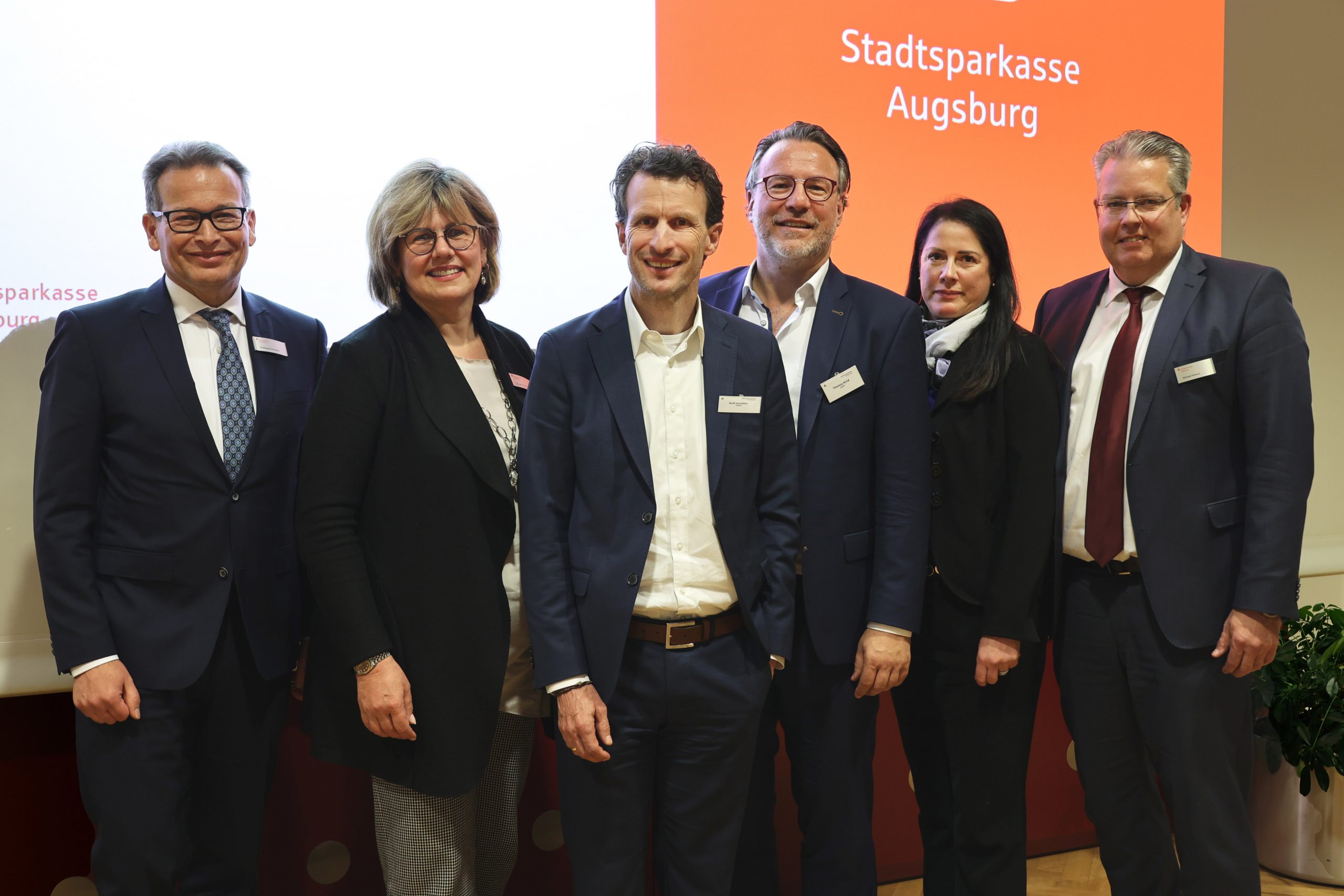 Transformation in eine nachhaltige Zukunft: Das Mittelstandsforum der Stadtsparkasse Augsburg  gab am Dienstag, den 25. April, den 120 geladenen Gästen einen Ausblick darüber, wie die heimische Wirtschaft klimafreundlicher, digitaler und resilienter werden soll.