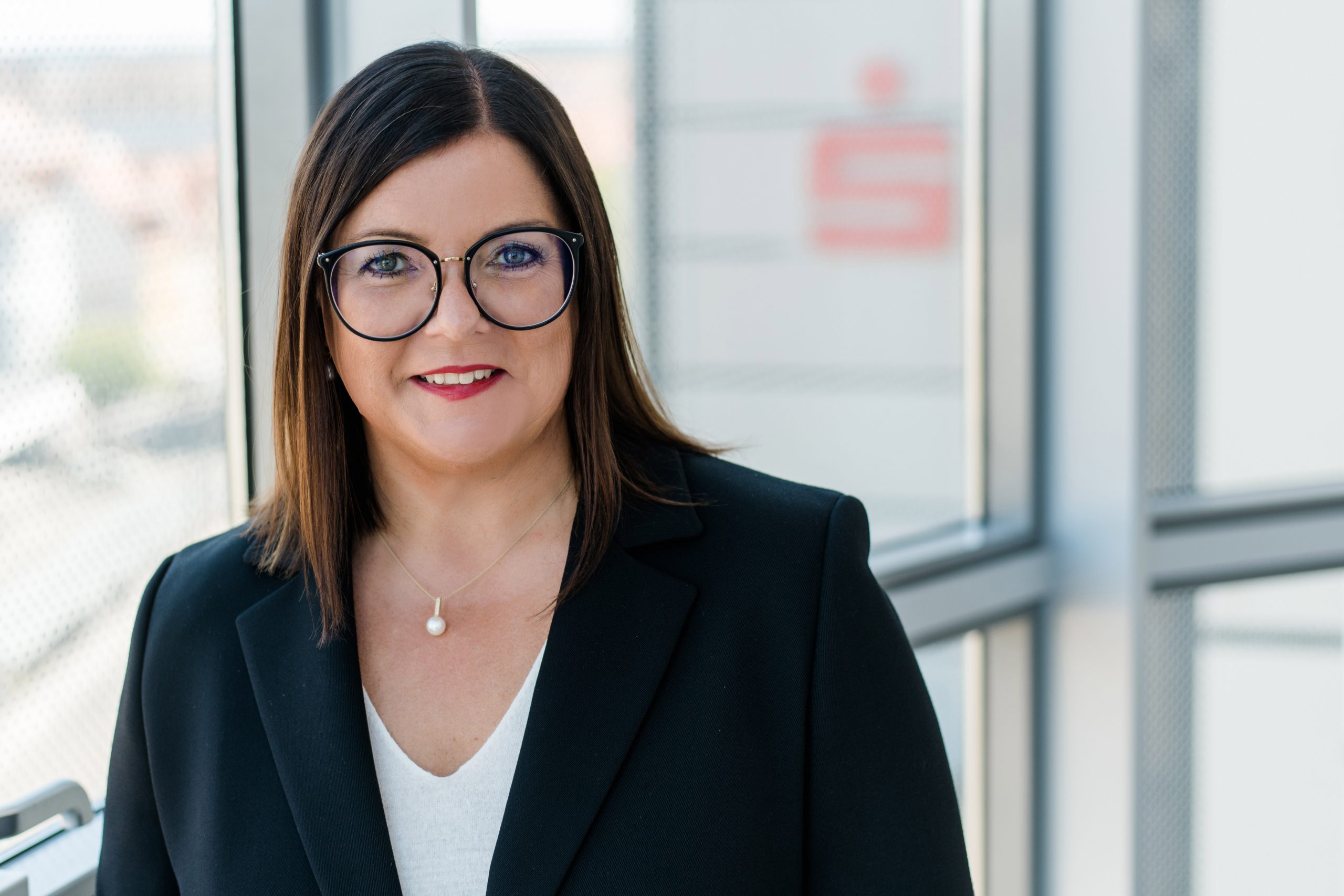 Neue Vorstandsvorsitzende startet: Am 01. Juli 2023 übernahm Sandra Peetz-Rauch den Staffelstab und trat die Nachfolge des Vorstandsvorsitzenden Rolf Settelmeier an.
Die gebürtige Bremerhavenerin hat sich viel vorgenommen:
In Ihrer Antrittsrede betonte sie, dass die Stadtsparkasse Augsburg als wichtiger wirtschaftlicher und gesellschaftlicher Partner in der Region verwurzelt ist. Sie versprach, dass die Kundschaft sich auch in Zukunft auf ein innovatives und leistungsfähiges Kreditinstitut nah am Menschen verlassen kann.