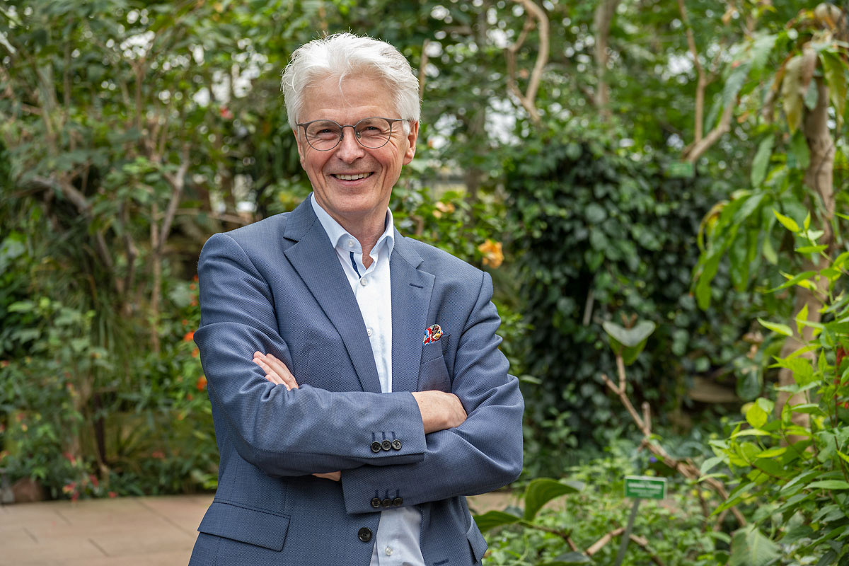 Vorstandsvorsitzender Rolf Settelmeier tritt in den Ruhestand: "Rückblickend freue ich mich darüber, was wir gemeinsam erreicht haben, nämlich eine durchgehend positive Entwicklung der Stadtsparkasse Augsburg in den vergangenen 15 Jahren. Dafür bedanke ich mich bei den Mitarbeiterinnen und Mitarbeitern, den Vorstandskollegen und Verwaltungsräten und natürlich bei unserer Kundschaft."