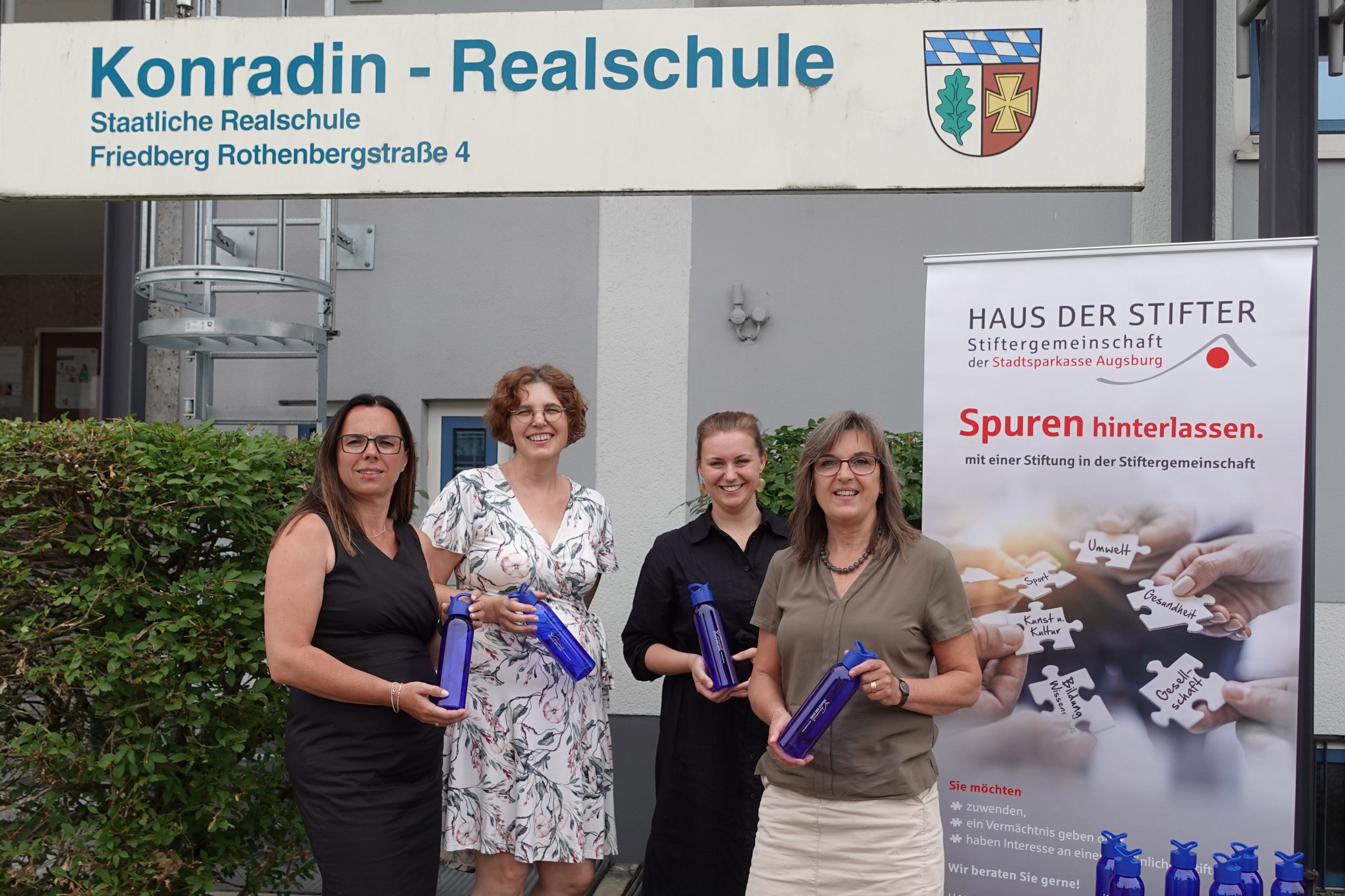 Auch dieses Jahr dürfen sich die Schülerinnen und Schüler der 5. Klassen an der Konradin Realschule in Friedberg wieder über eine Trinkflasche als Willkommensgeschenk freuen. Die Idee dazu kam letztes Jahr vom Elternbeirat, ermöglicht wurde die Anschaffung der 120 BPA-freien und recycelbaren Trinkflaschen erneut von der HAUS DER STIFTER - Stiftergemeinschaft der Stadtsparkasse Augsburg.