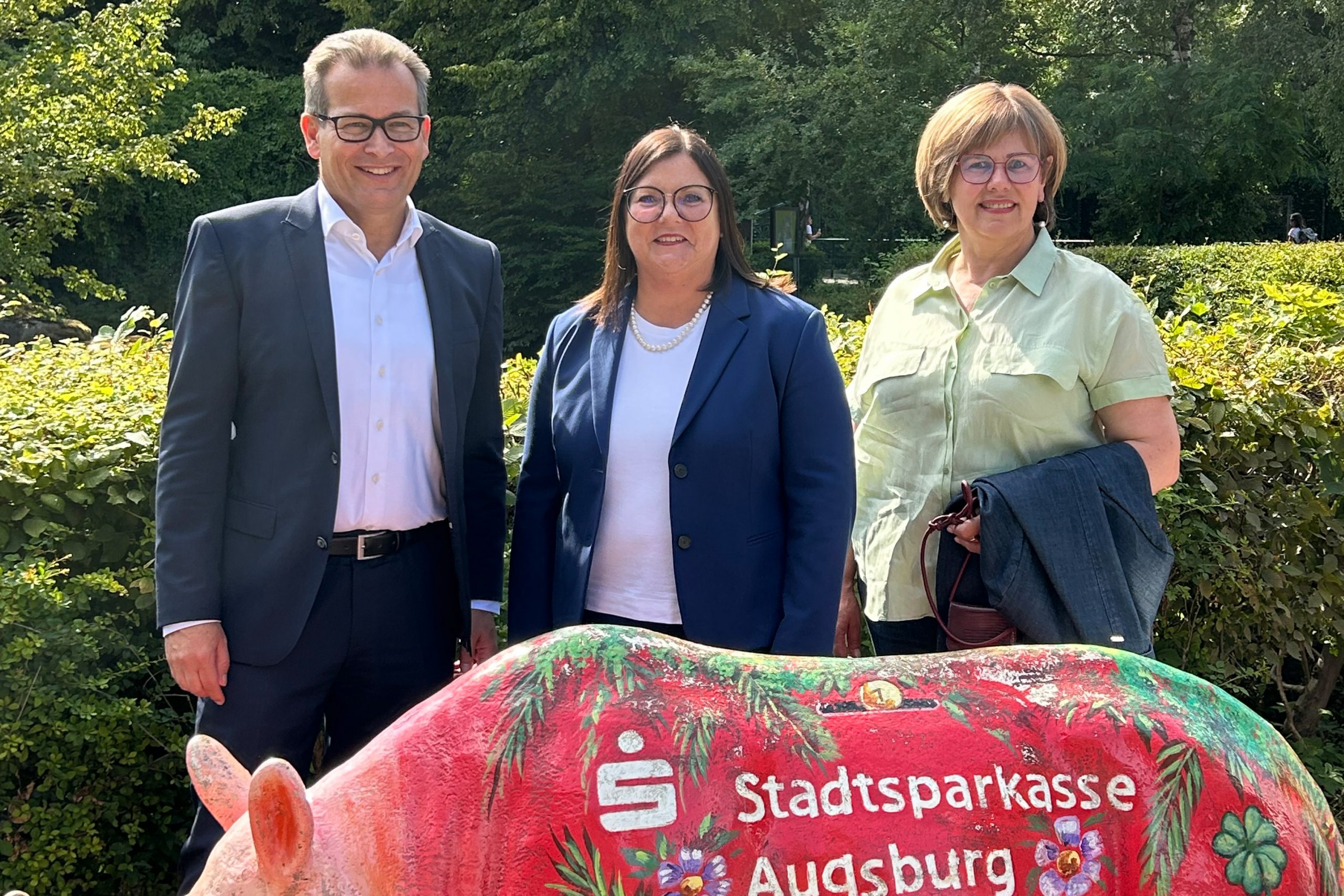 Traditionell lädt die Stadtsparkasse Augsburg im Sommer zum Familientag in den Zoo Augsburg ein.
Die großen und kleinen Tiere, ob niedlich oder wild und gefährlich, heimisch oder exotisch sowie die prächtigen Blumen- und Pflanzenwelten sorgten bei Groß und Klein für leuchtende Augen und viel Spaß.